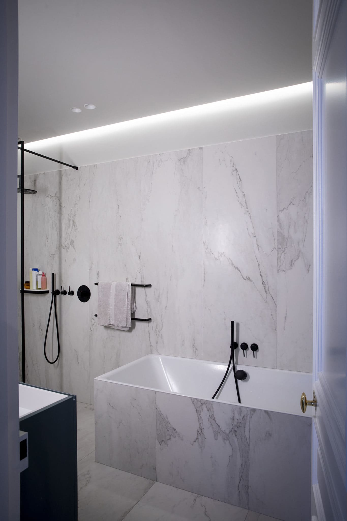 Light design d'une salle de bain d'un chic appartement parisien